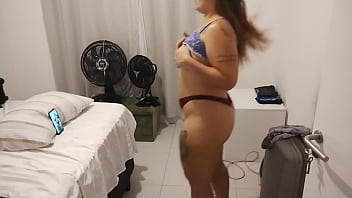 Ruiva faz uma chamada de vídeo pra um fã com o marido assistindo