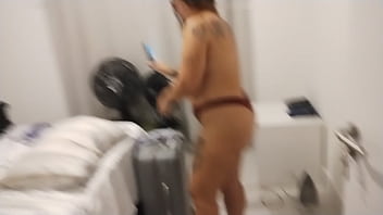 Ruiva faz uma chamada de vídeo pra um fã com o marido assistindo