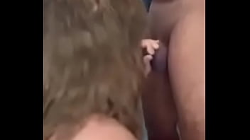 Corno pede que a esposa finja que ele é um dos machos da cabine – ela faz melhor