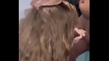 Corno pede que a esposa finja que ele é um dos machos da cabine – ela faz melhor