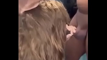 Corno pede que a esposa finja que ele é um dos machos da cabine – ela faz melhor Corno pede que a esposa finja que ele é um dos machos da cabine – ela faz melhor