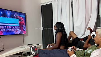 O Primo Do Meu Marido Veio Jogar Videogame Com Ele E Eu Bem Safadinha Fui Lá Também Me Juntei à Brincadeira E Ainda Fiz Uma Aposta Com Eles Imagina No Que Deu thumbnail