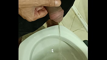 Dando Aquela Mijada Gostosa thumbnail