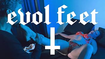 She is a professional at giving footjobs