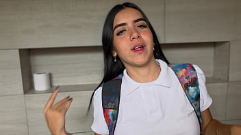 Profesor y alumna entran al baño a coger