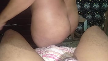 Intento meterle la verga en el culo a mi suegra pero no se deja así que le dejo bien cojido el coño