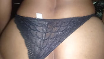 Intento meterle la verga en el culo a mi suegra pero no se deja así que le dejo bien cojido el coño