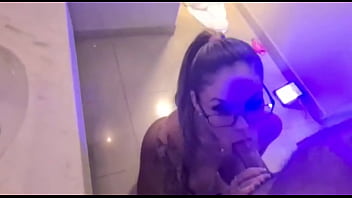 Loira Gostosa No Motel Fazendo Garganta Profunda thumbnail