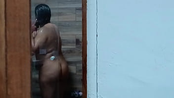 Me caliento cada día más espiando a mi cuñada cuando se baña