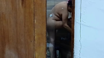 Me caliento cada día más espiando a mi cuñada cuando se baña