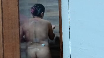 Me caliento cada día más espiando a mi cuñada cuando se baña