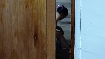 Me caliento cada día más espiando a mi cuñada cuando se baña Me caliento cada día más espiando a mi cuñada cuando se baña
