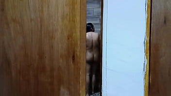 Me caliento cada día más espiando a mi cuñada cuando se baña