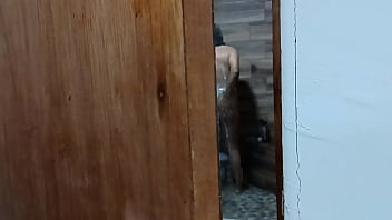 Me caliento cada día más espiando a mi cuñada cuando se baña