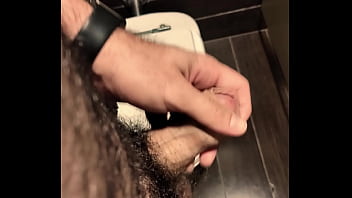 Punhetinha rápida no shopping