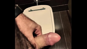 Punhetinha rápida no shopping