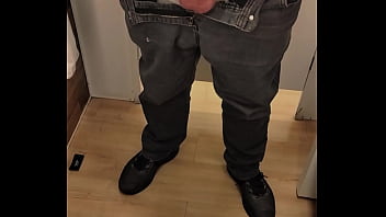 Punhetinha rápida no shopping