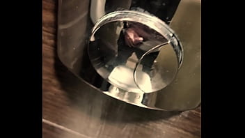 Punhetinha rápida no shopping