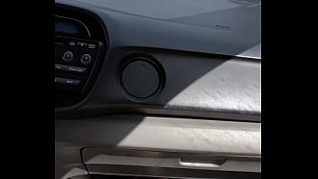 Je fais ma coquine en voiture sur le siège passager