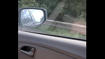 Je fais ma coquine en voiture sur le siège passager