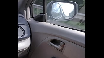 Je fais ma coquine en voiture sur le siège passager