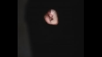 Mi Hermano Bañandose Mientras Por Hoyo En La Puerta Del Baño Lo Espiaba thumbnail