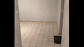 Ne vous cachez pas dans les couloirs professeur venez plutôt m'aider pour mon