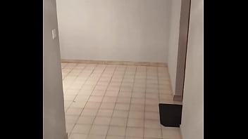 Ne vous cachez pas dans les couloirs professeur venez plutôt m'aider pour mon