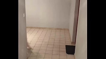 Ne vous cachez pas dans les couloirs professeur venez plutôt m'aider pour mon