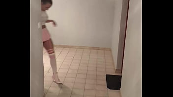 Ne vous cachez pas dans les couloirs professeur venez plutôt m'aider pour mon