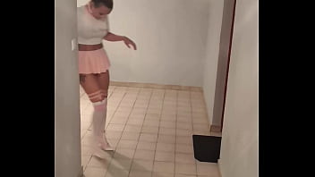 Ne Vous Cachez Pas Dans Les Couloirs Professeur Venez Plutôt M'aider Pour Mon thumbnail