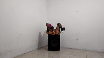 El jefe de la cocina se encuentra a una cliente que desea probar un plato especial el macho observa detenidamente a su cliente ella lo seduce y terminan teniendo sexo intenso en la bodega porno r