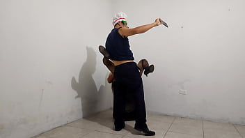 El jefe de la cocina se encuentra a una cliente que desea probar un plato especial el macho observa detenidamente a su cliente ella lo seduce y terminan teniendo sexo intenso en la bodega porno r