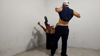 El jefe de la cocina se encuentra a una cliente que desea probar un plato especial el macho observa detenidamente a su cliente ella lo seduce y terminan teniendo sexo intenso en la bodega porno r