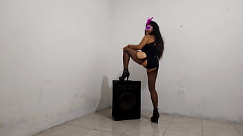 El jefe de la cocina se encuentra a una cliente que desea probar un plato especial el macho observa detenidamente a su cliente ella lo seduce y terminan teniendo sexo intenso en la bodega porno r