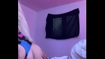 Un desconocido me vio masturbandome y me ofreció su polla gruesa