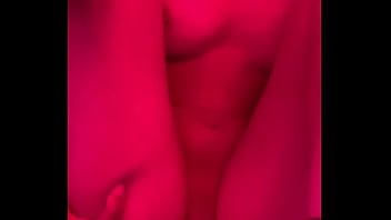 Un desconocido me vio masturbandome y me ofreció su polla gruesa