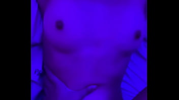 Un desconocido me vio masturbandome y me ofreció su polla gruesa