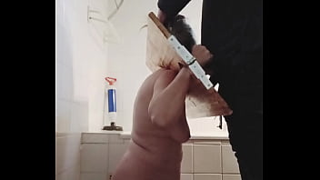 2025 10 31 esclave f en carcan uro et masturbation