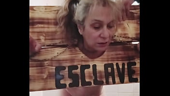 2025 10 31 esclave f en carcan uro et masturbation