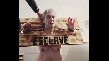 2025 10 31 esclave f en carcan uro et masturbation