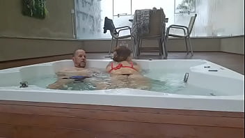 Ruiva conheceu um hóspede no hotel e o convidou pra ir na jacuzzi e seu marido nem viu