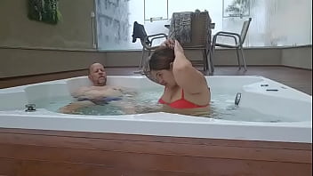 Ruiva conheceu um hóspede no hotel e o convidou pra ir na jacuzzi e seu marido nem viu