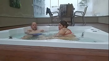 Ruiva conheceu um hóspede no hotel e o convidou pra ir na jacuzzi e seu marido nem viu