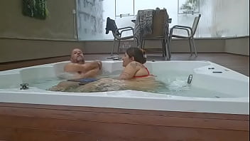 Ruiva conheceu um hóspede no hotel e o convidou pra ir na jacuzzi e seu marido nem viu
