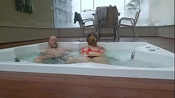 Ruiva conheceu um hóspede no hotel e o convidou pra ir na jacuzzi e seu marido nem viu