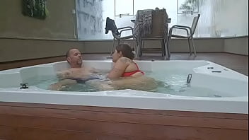Ruiva conheceu um hóspede no hotel e o convidou pra ir na jacuzzi e seu marido nem viu