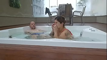 Ruiva conheceu um hóspede no hotel e o convidou pra ir na jacuzzi e seu marido nem viu