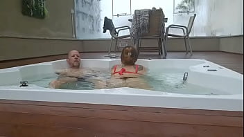 Ruiva conheceu um hóspede no hotel e o convidou pra ir na jacuzzi e seu marido nem viu