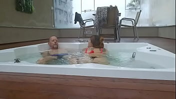 Ruiva conheceu um hóspede no hotel e o convidou pra ir na jacuzzi e seu marido nem viu